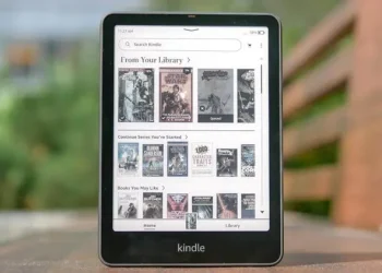 Tại sao Kindle Colorsoft có màn hình màu, nhưng mở sách màu chỉ có đen trắng?